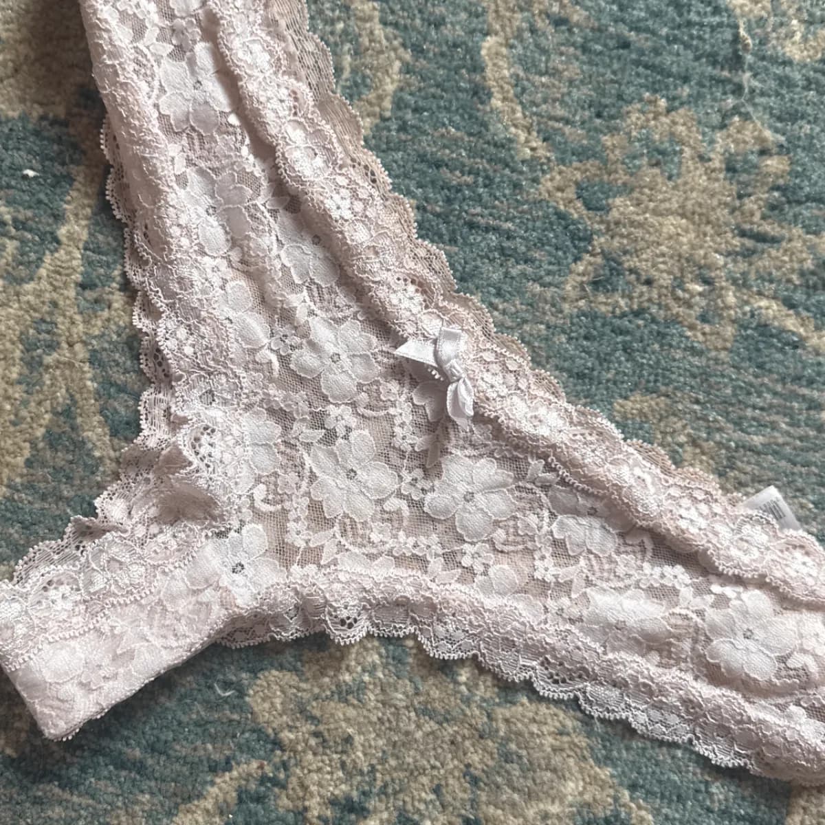 Spitzen-Slip Low Rise – ursprünglich weiß, rosé verfärbt