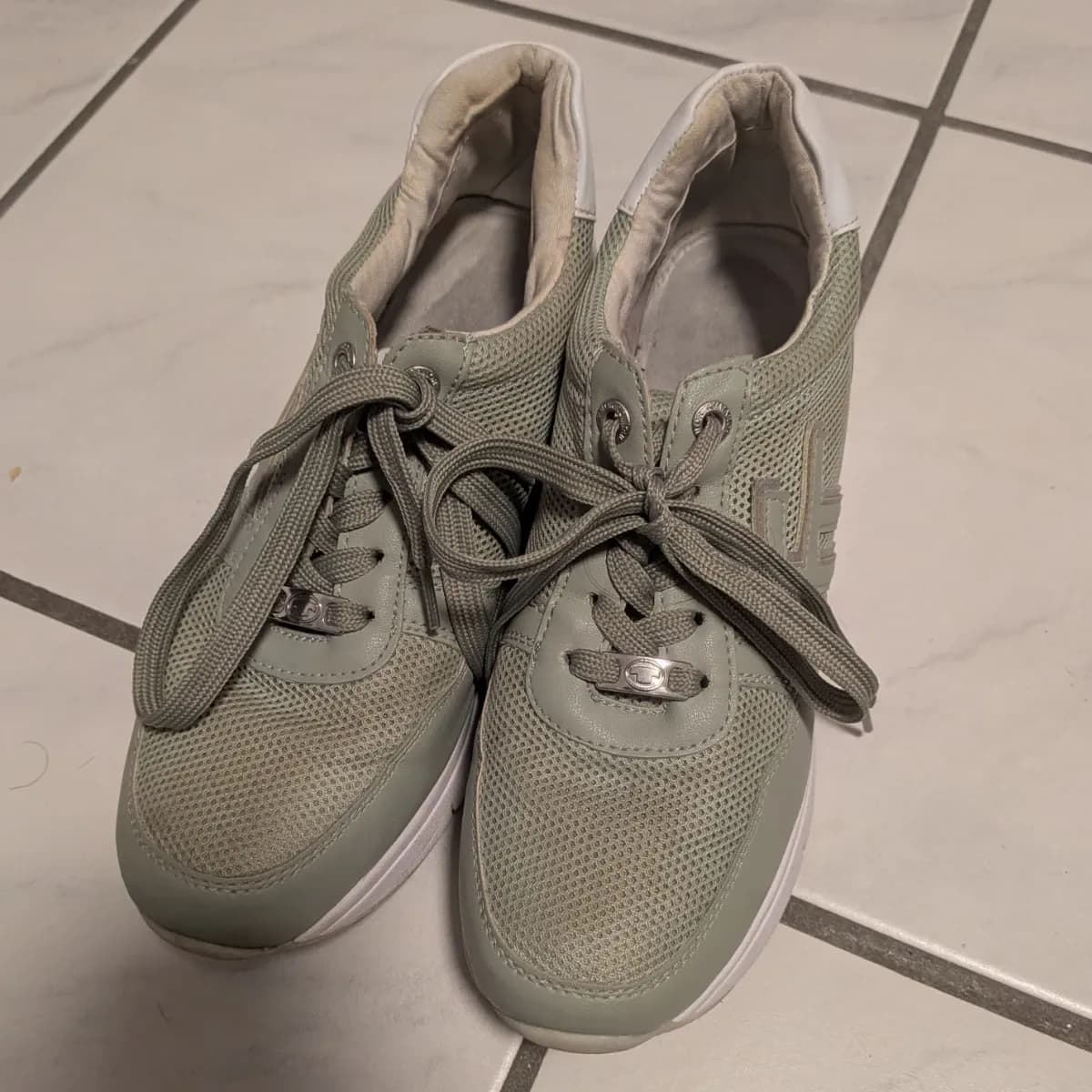 Gebrauchte dreckige Tom Tailor Sneaker in Größe 40 in der Farbe Mintgrün