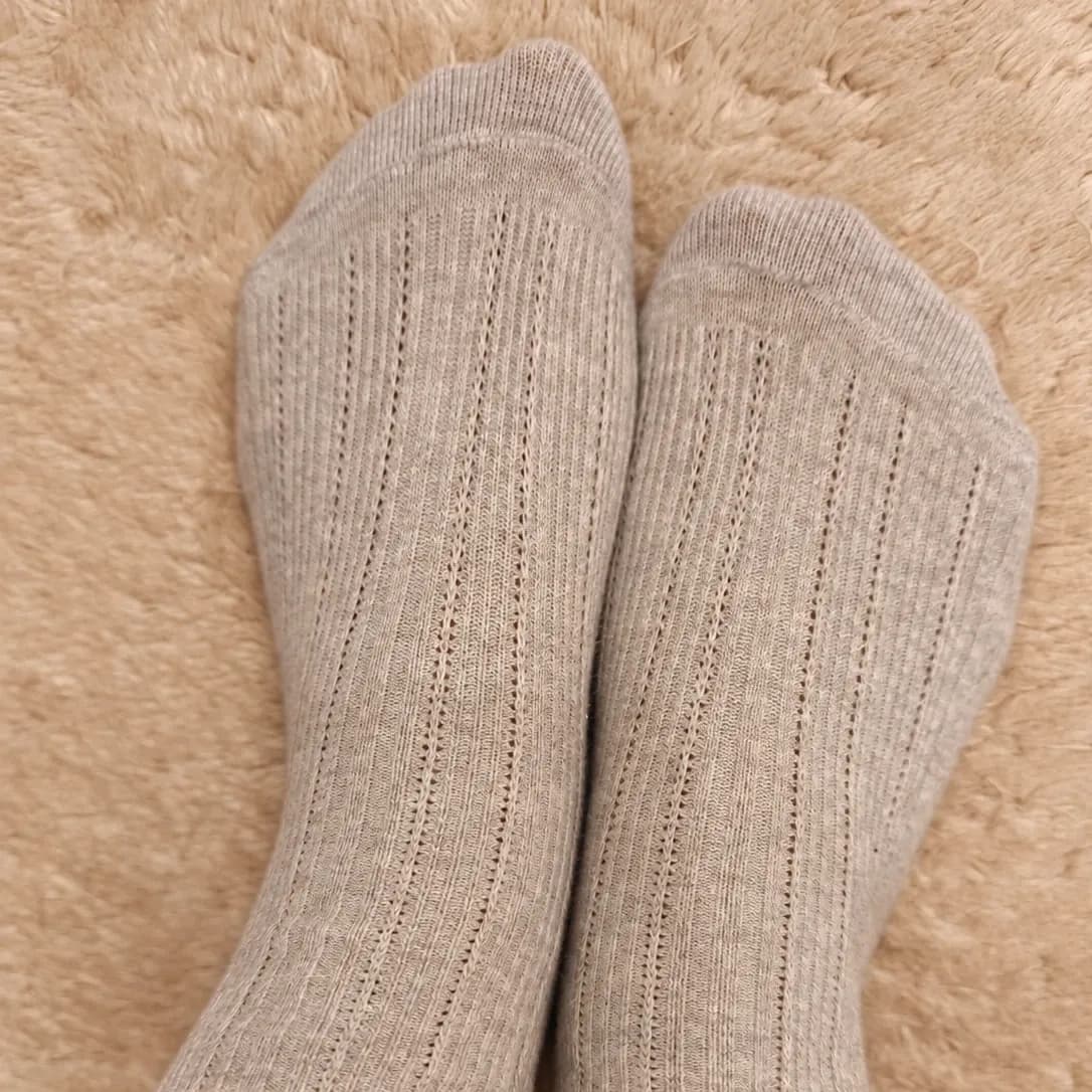 Getragene graue gerippte Socken mit Rüschentand Größe 38/39