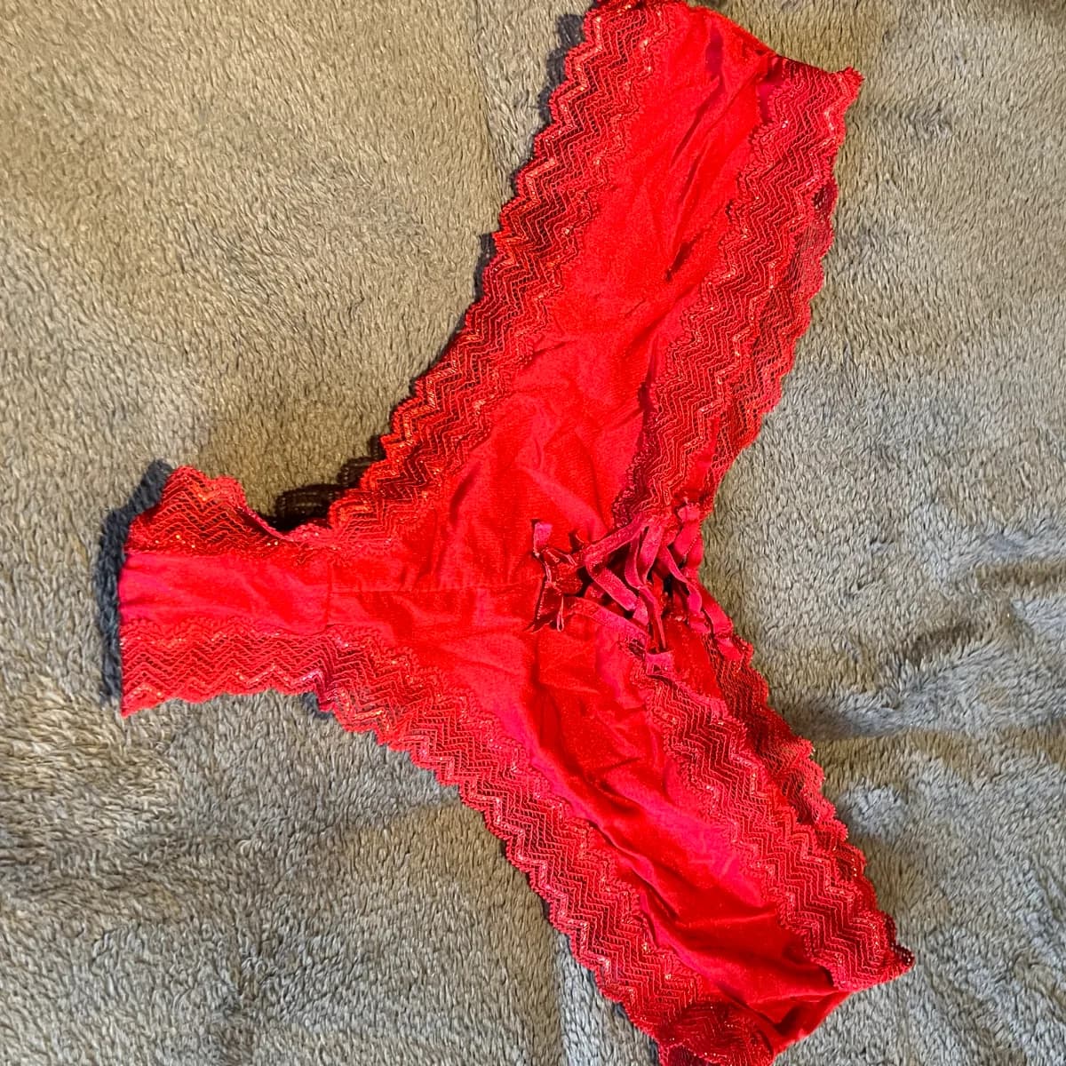 heißer roter Spitzen-Tanga