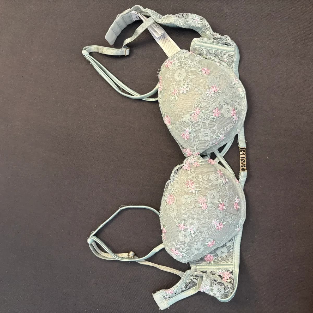 Hellblauer Spitzen-BH mit rosa Blumen