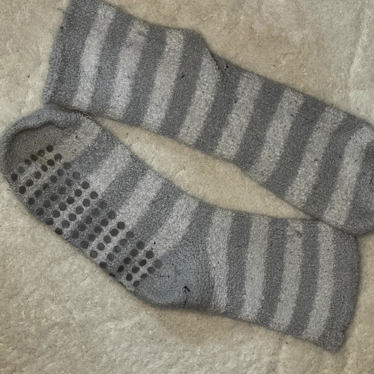 Kuschelige graue Stufensocken mit Noppen unten