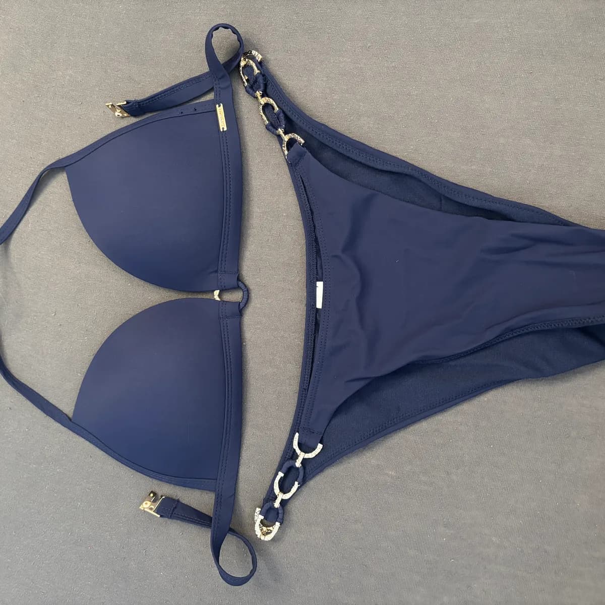 Navy Bikini mit goldenen Ketten 💕 Süß & frech
