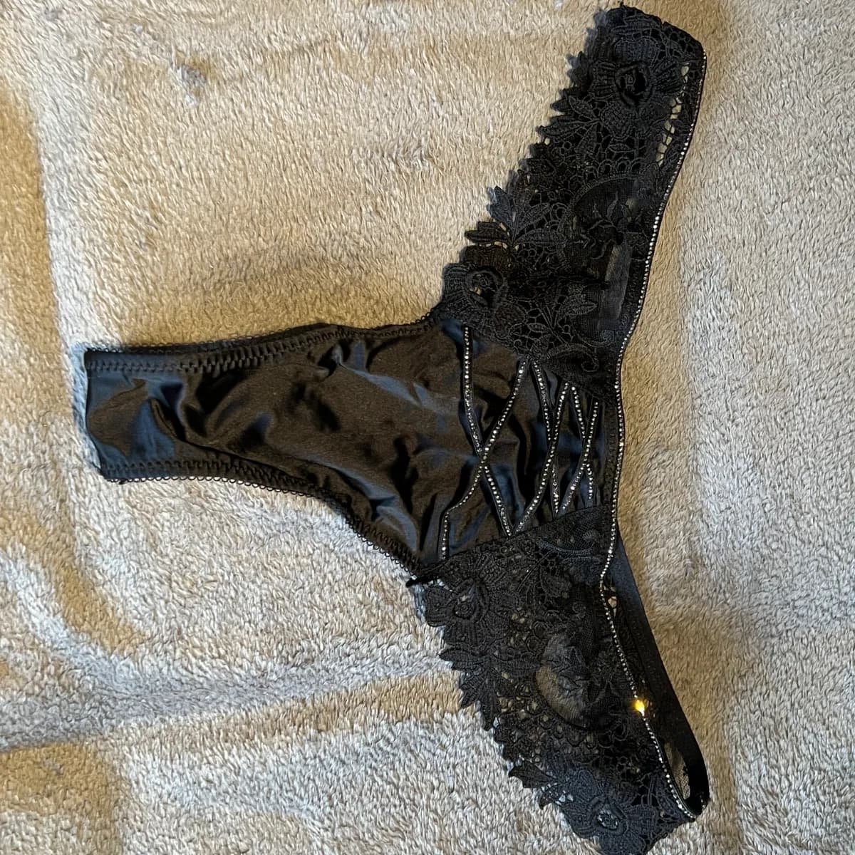 verführerischer schwarzer Spitzen-Tanga