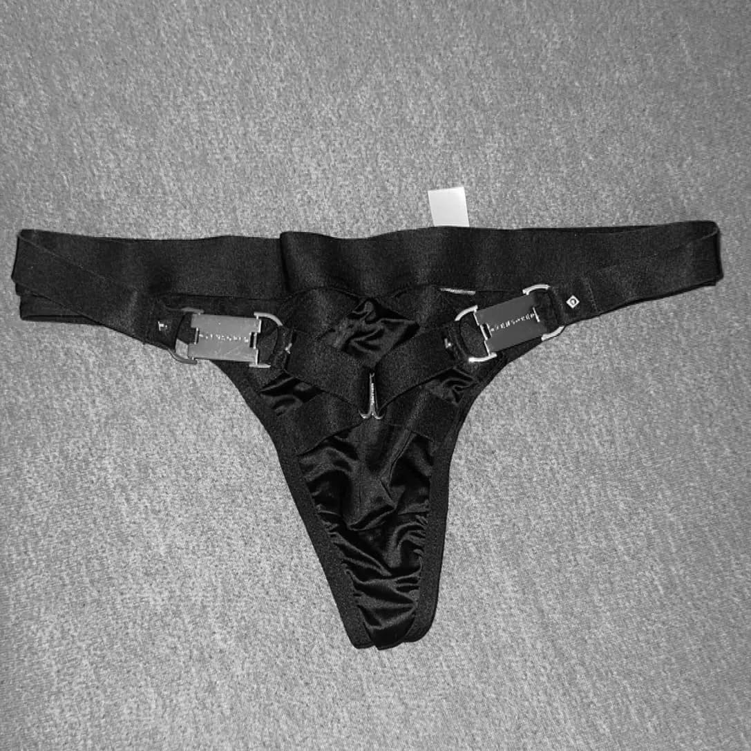 Schwarzer Satin-Tanga mit Metall-Details 💕