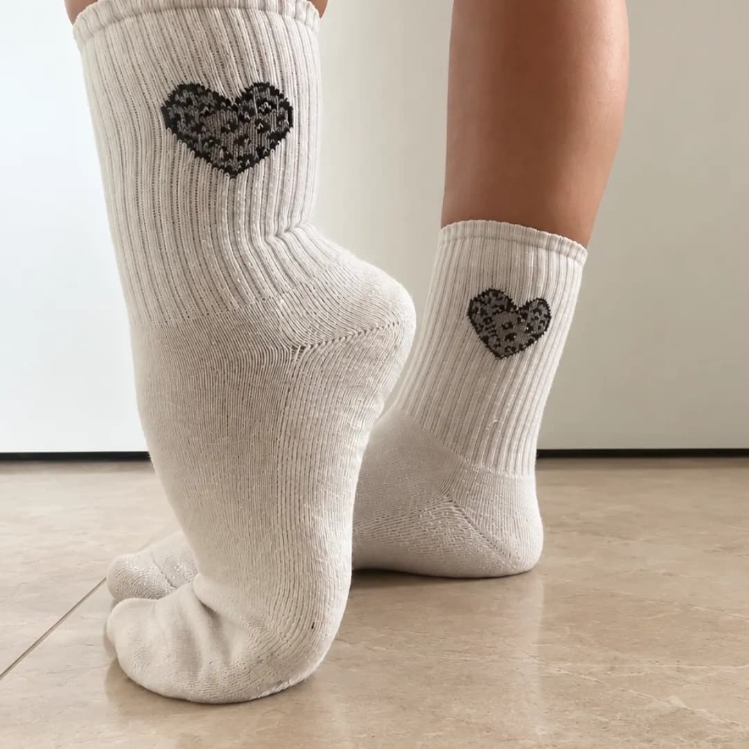 Cremefarbene Herz-Socken – getragen & feminin