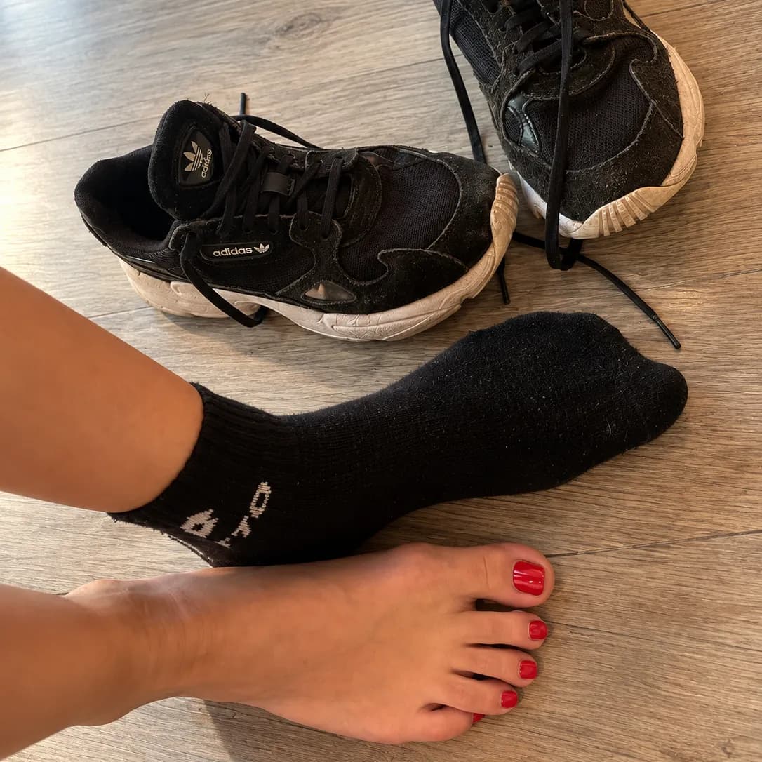 Stinkesocken + stark getragene Adidas Sneaker Gr. 37 – intensiver Duft