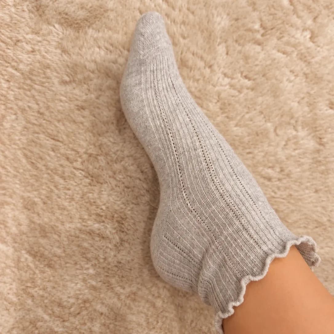 Getragene graue gerippte Socken mit Rüschentand Größe 38/39