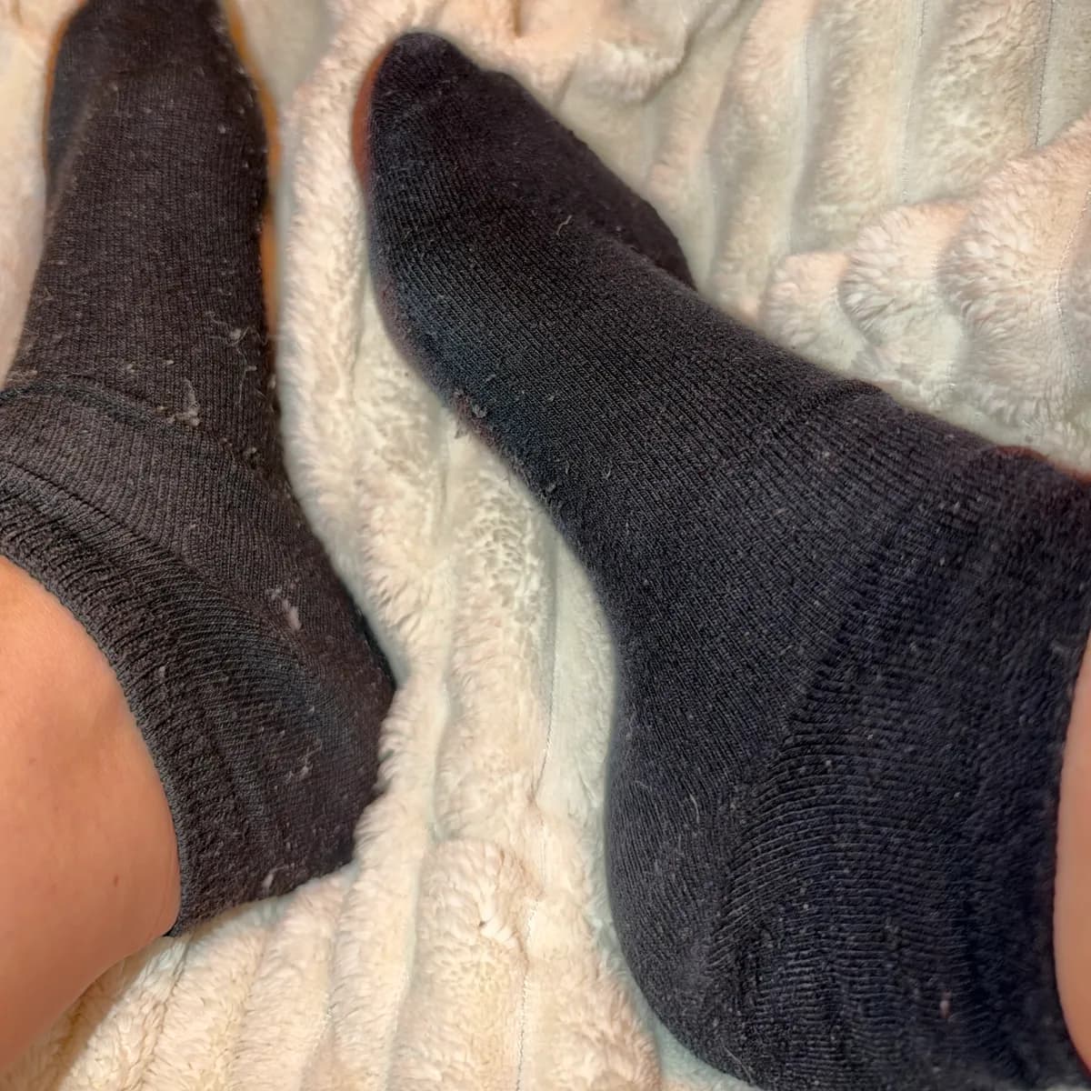 schwarze getragene socken
