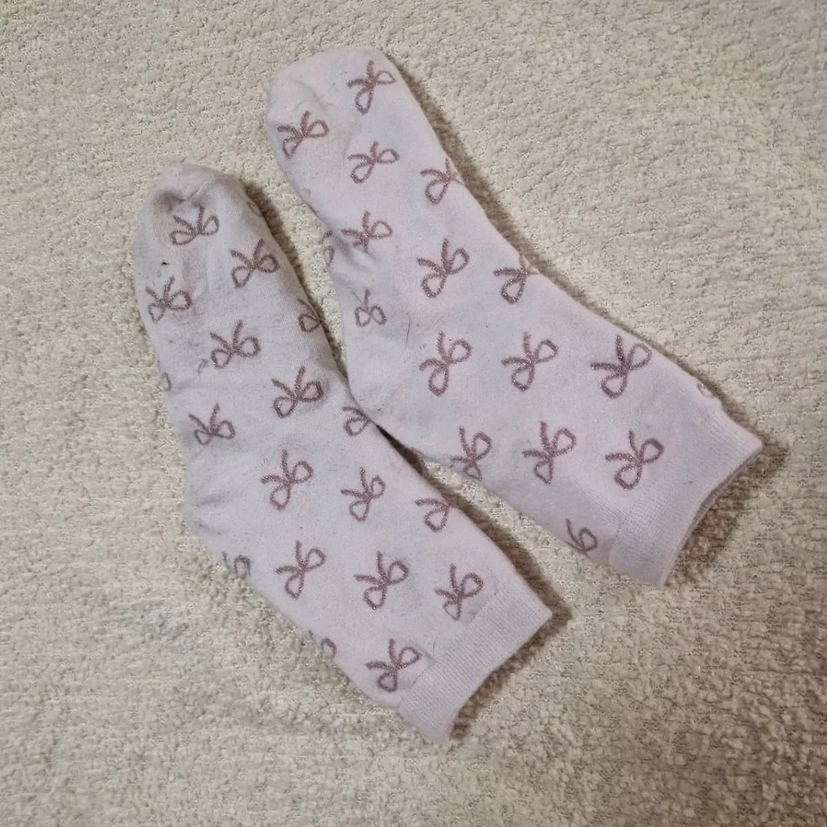 Weiche weisse Socken mit Schleifchen