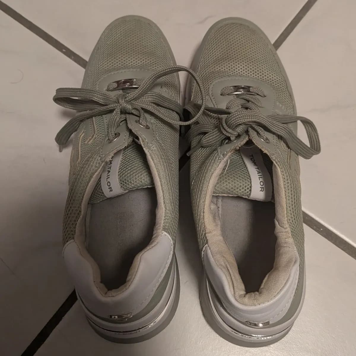 Gebrauchte dreckige Tom Tailor Sneaker in Größe 40 in der Farbe Mintgrün