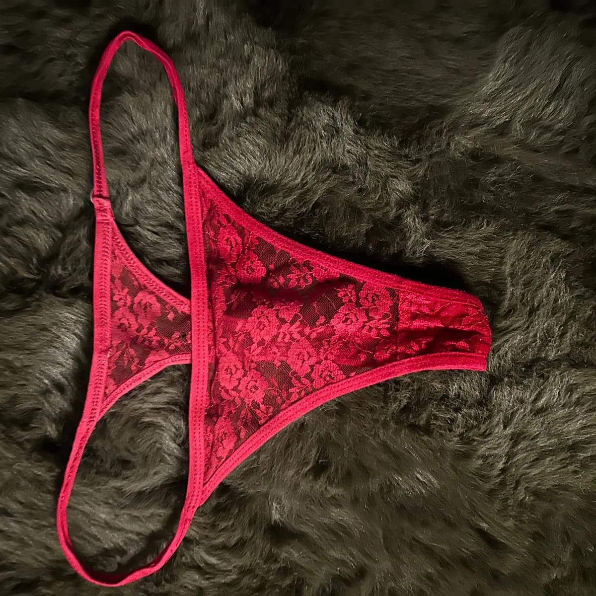 Roter String/Tanga mit Spitze Gr. S