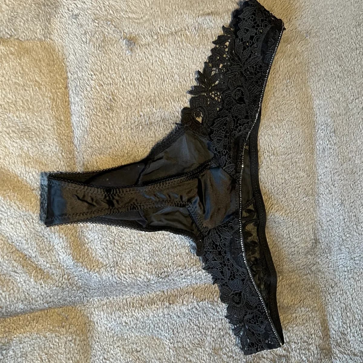 verführerischer schwarzer Spitzen-Tanga