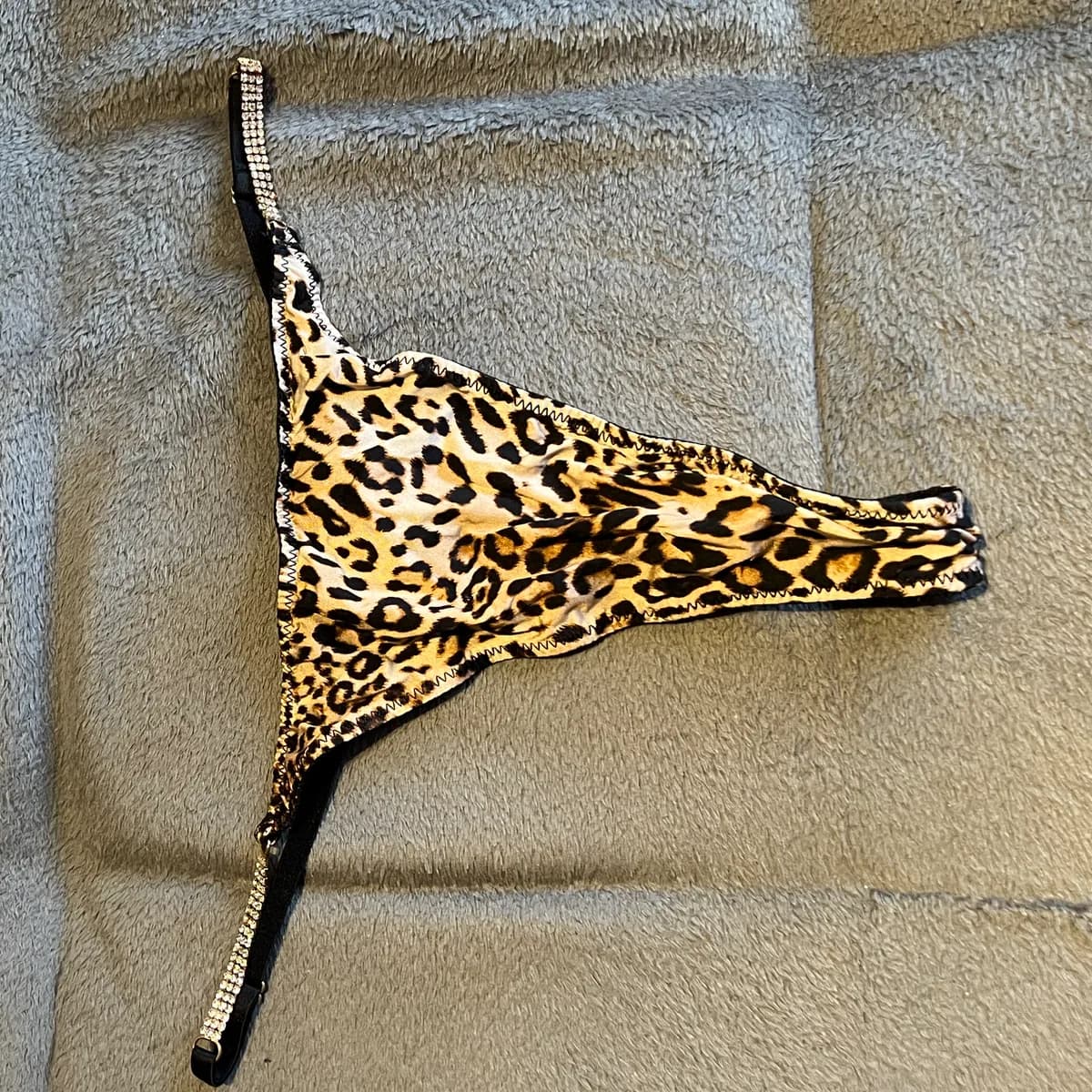 sexy Tanga im Leoparden-Style mit Glitzersteinen