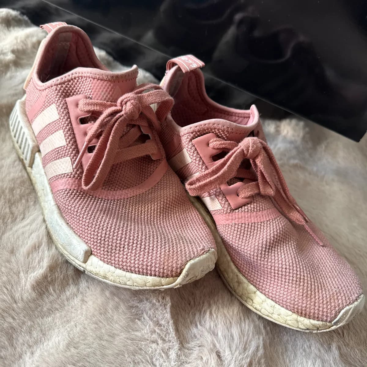 Runtergelatschte Adidas NMD