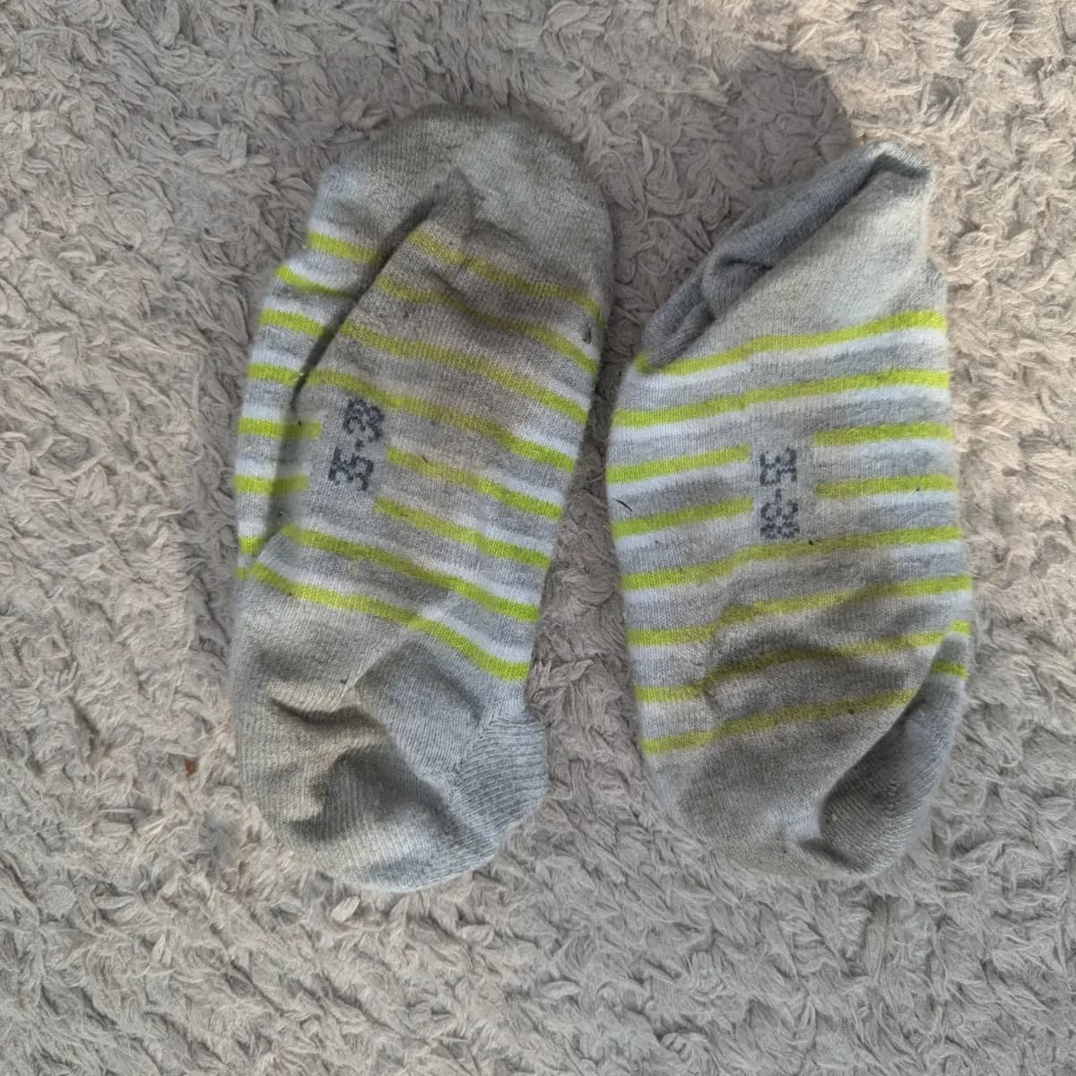 Getragene graue Socken mit grünen Streifen – sichtbar getragen – Gr. 35–38