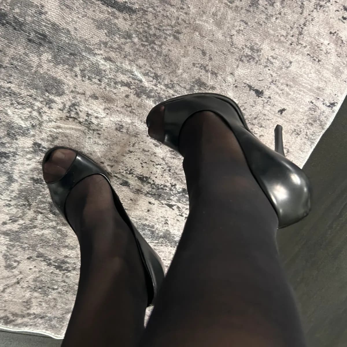 Getragene schwarze High Heels – persönlich getragen