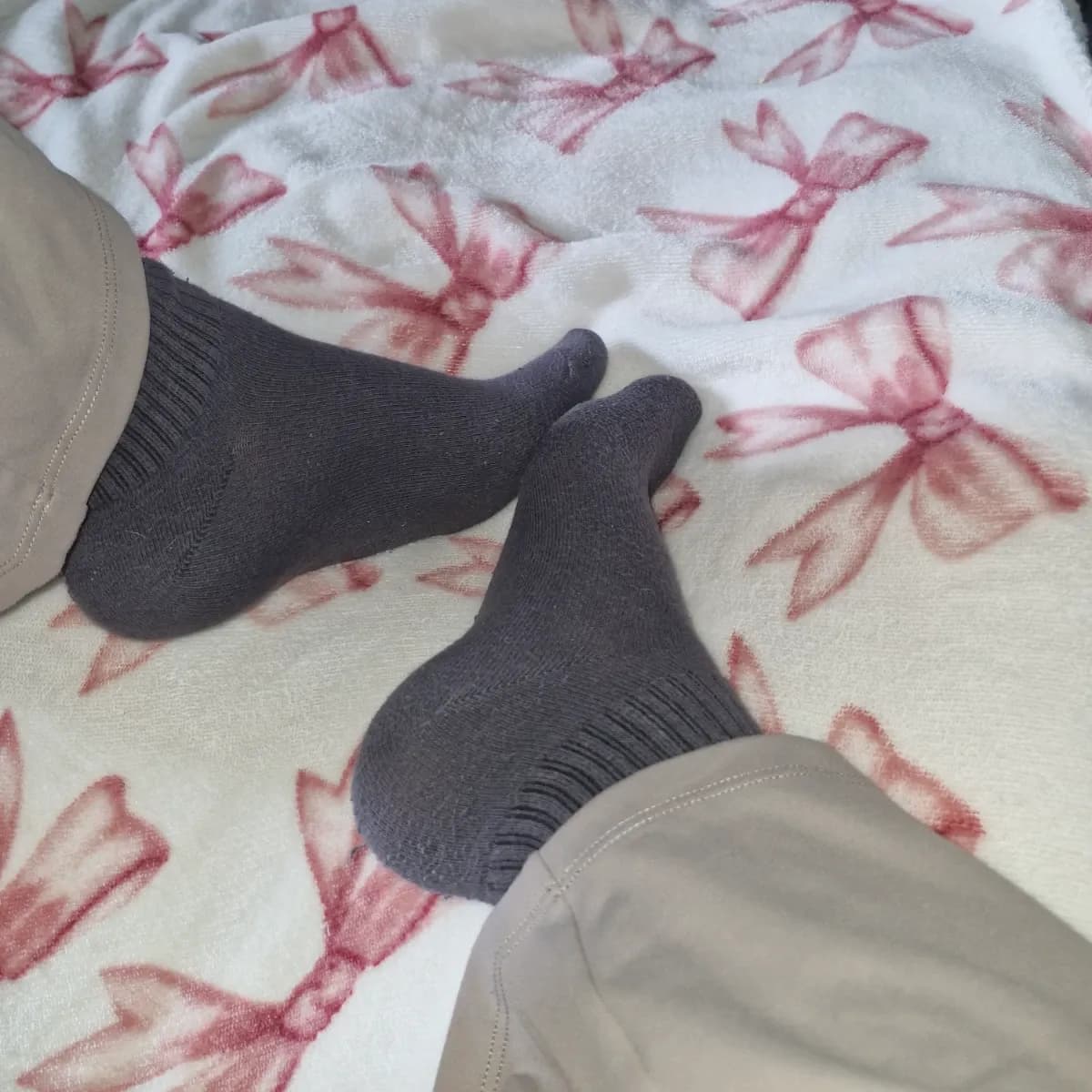 Dunkelgraue Sportsocken getragen