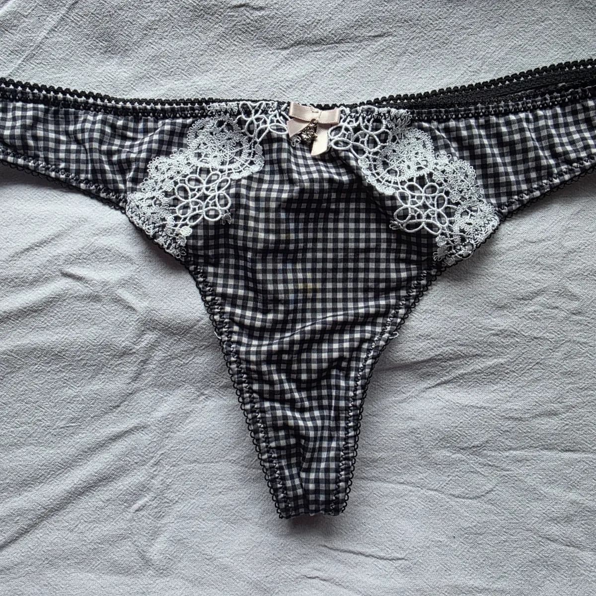 Verspielter Karo-String mit Spitze 🖤🤍