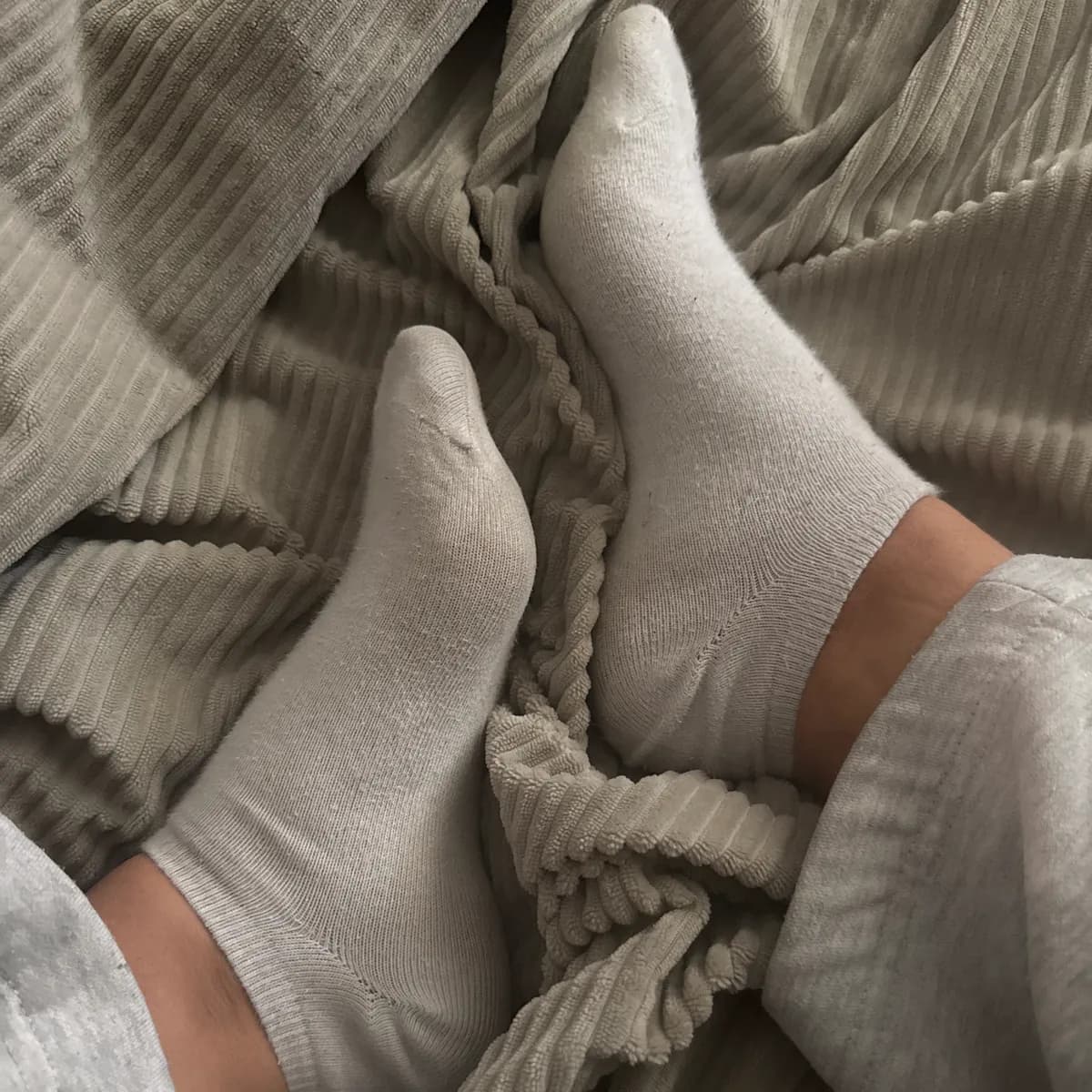weiße getragene Sneaker Socken