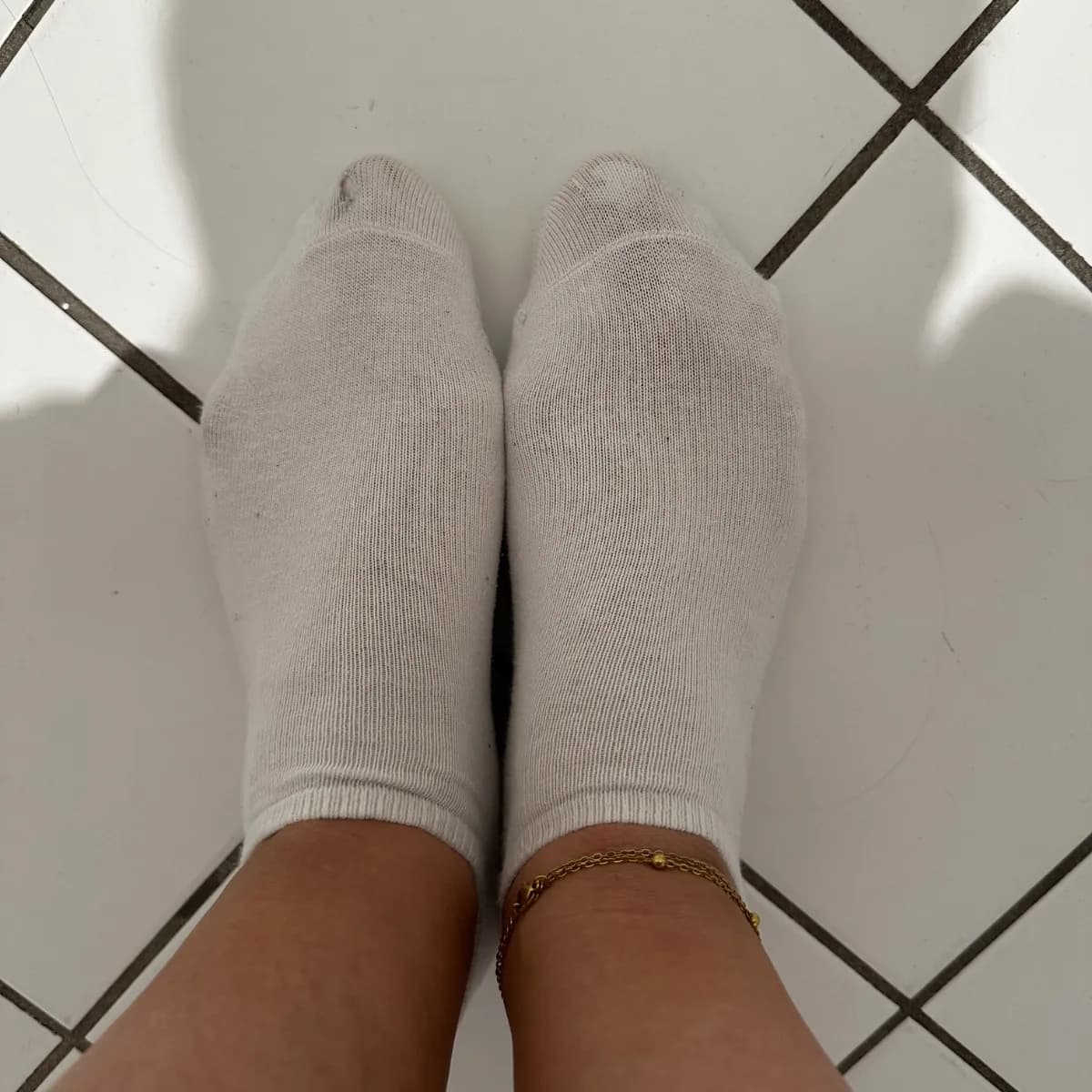 Weiße Sneakersocken - getragen über langen Arbeitstag & Sport 🤍
