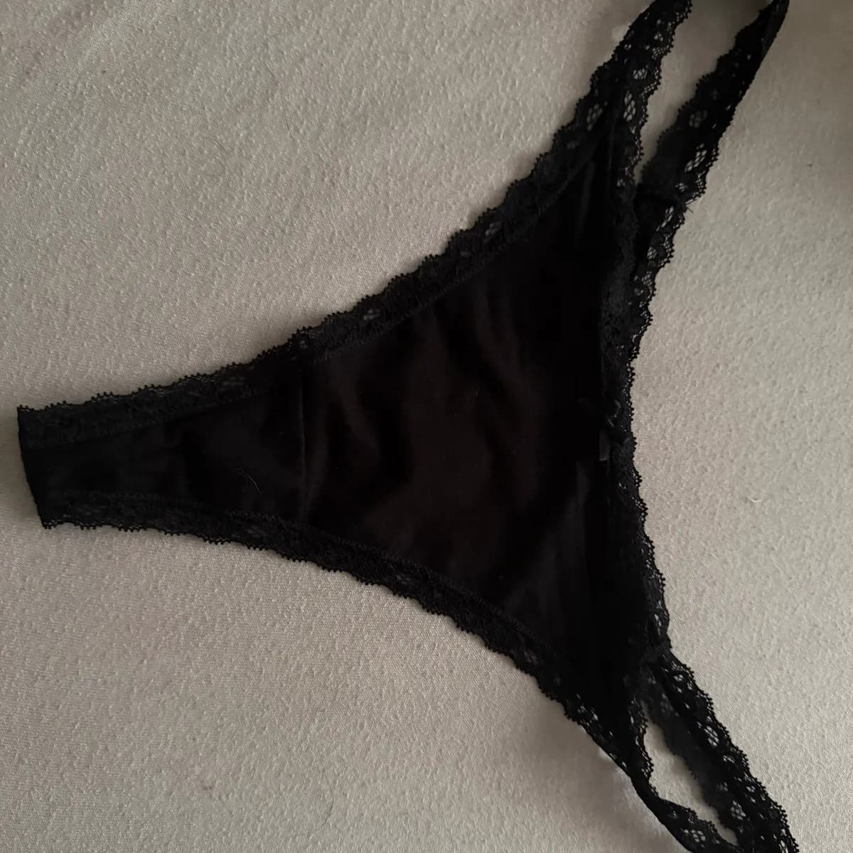 String schwarz mit Spitze